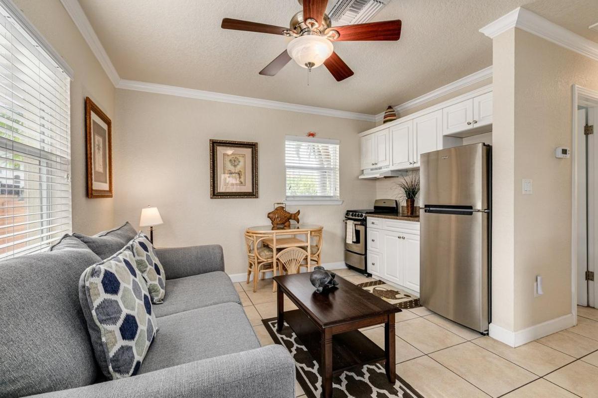 Walkable To Restaurants And Steps To The Beach! - Coconut Villa'S Suite 10 St. Pete Beach Eksteriør billede