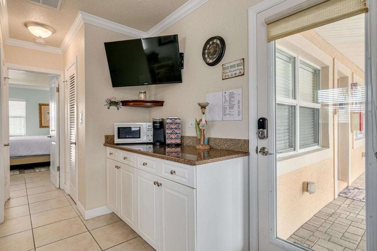 Walkable To Restaurants And Steps To The Beach! - Coconut Villa'S Suite 10 St. Pete Beach Eksteriør billede