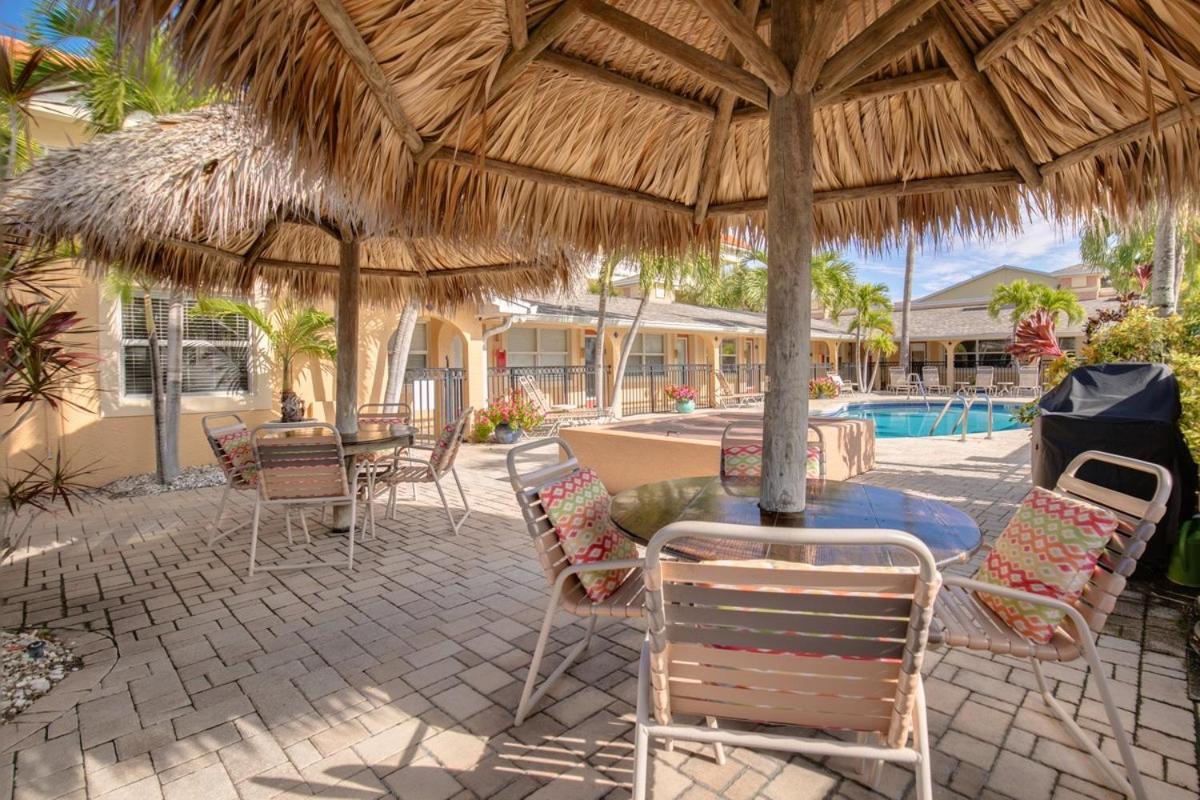 Walkable To Restaurants And Steps To The Beach! - Coconut Villa'S Suite 10 St. Pete Beach Eksteriør billede