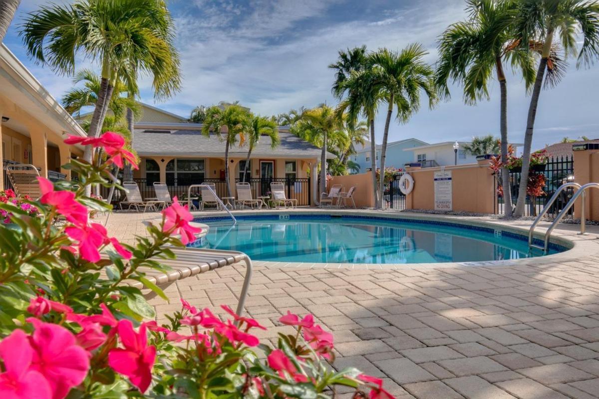 Walkable To Restaurants And Steps To The Beach! - Coconut Villa'S Suite 10 St. Pete Beach Eksteriør billede
