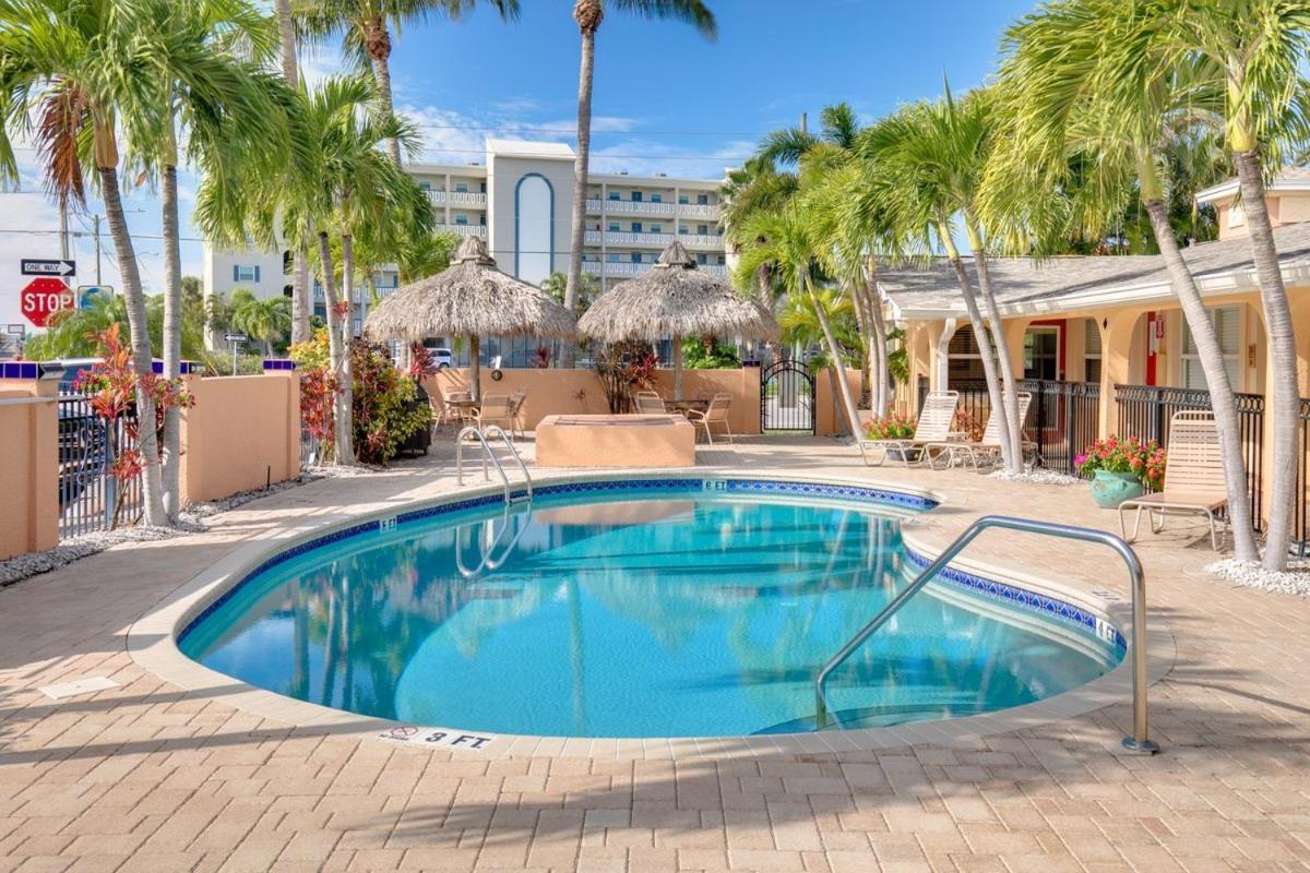 Walkable To Restaurants And Steps To The Beach! - Coconut Villa'S Suite 10 St. Pete Beach Eksteriør billede